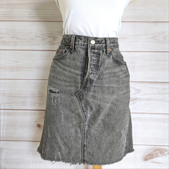 Levi's 501 Distressed Knee Length Mini Skirt in Distressed Black Sz 26 / Small - Picture 1 of 11